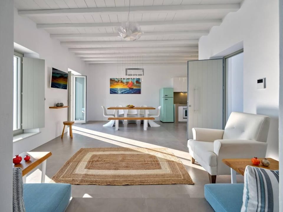 House | 4 bedrooms, desk
