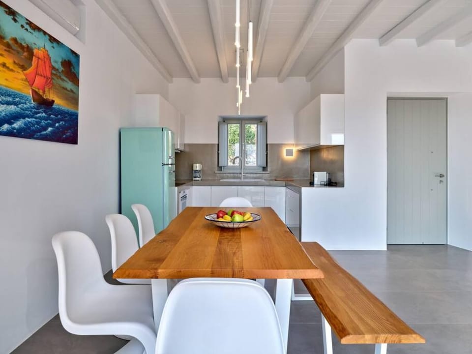 House | 4 bedrooms, desk