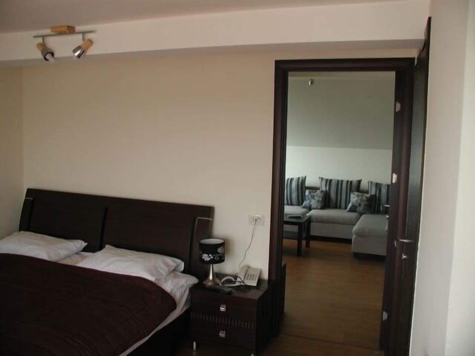 Suite | Premium bedding, soundproofing, iron/ironing board, free WiFi