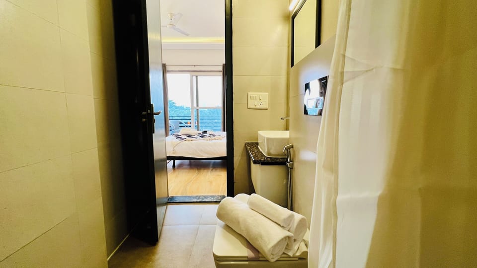 Deluxe Room with Balcony | Bathroom | Shower, rainfall showerhead, free toiletries, hair dryer