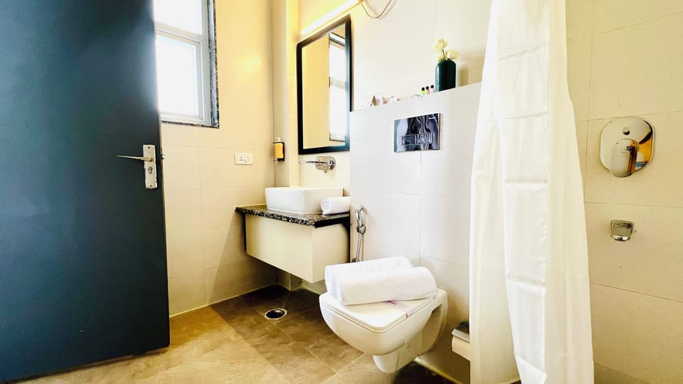 Superior King Room | Bathroom | Shower, rainfall showerhead, free toiletries, hair dryer