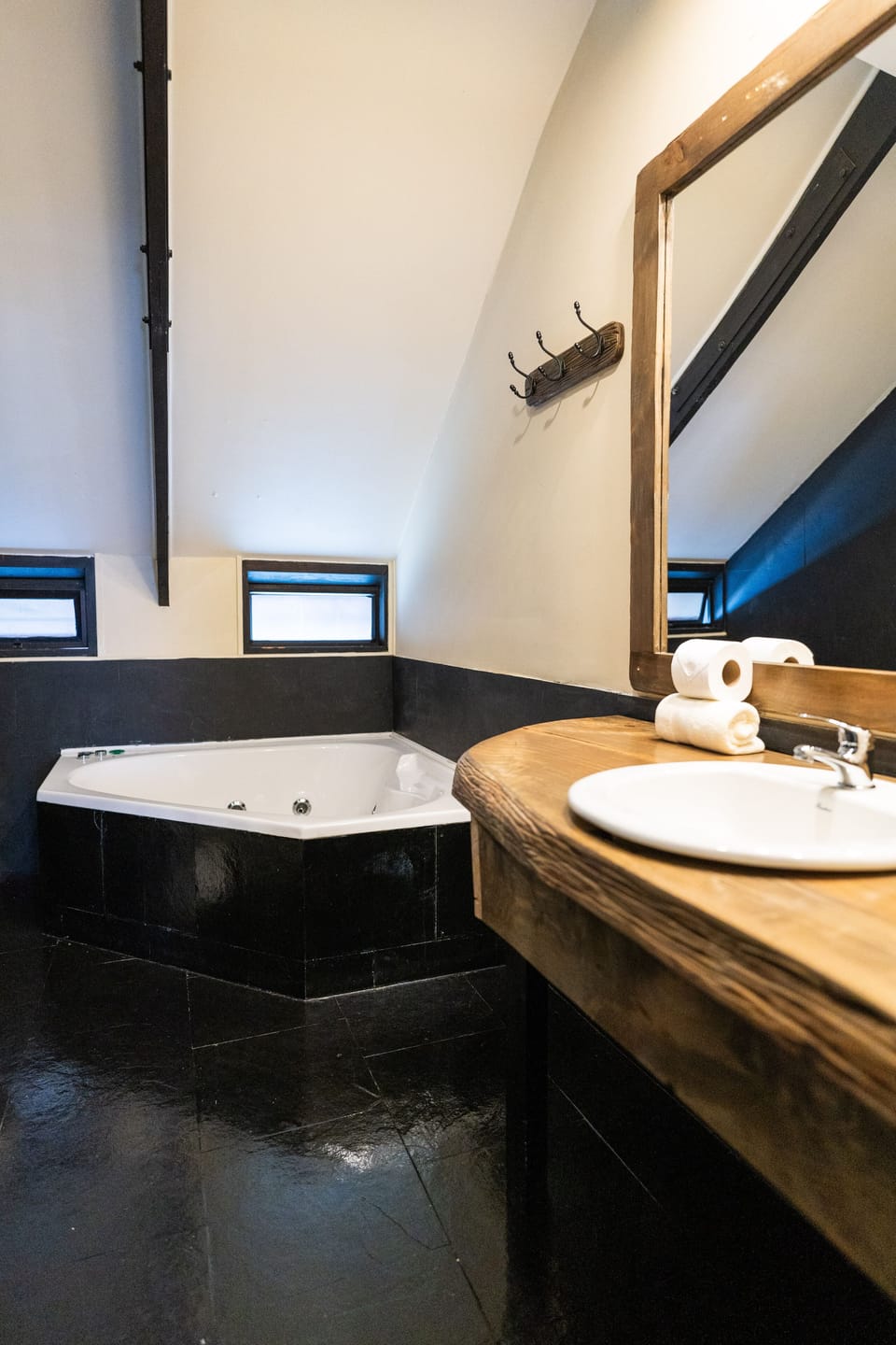 Deluxe Room | Bathroom | Shower, hair dryer, towels