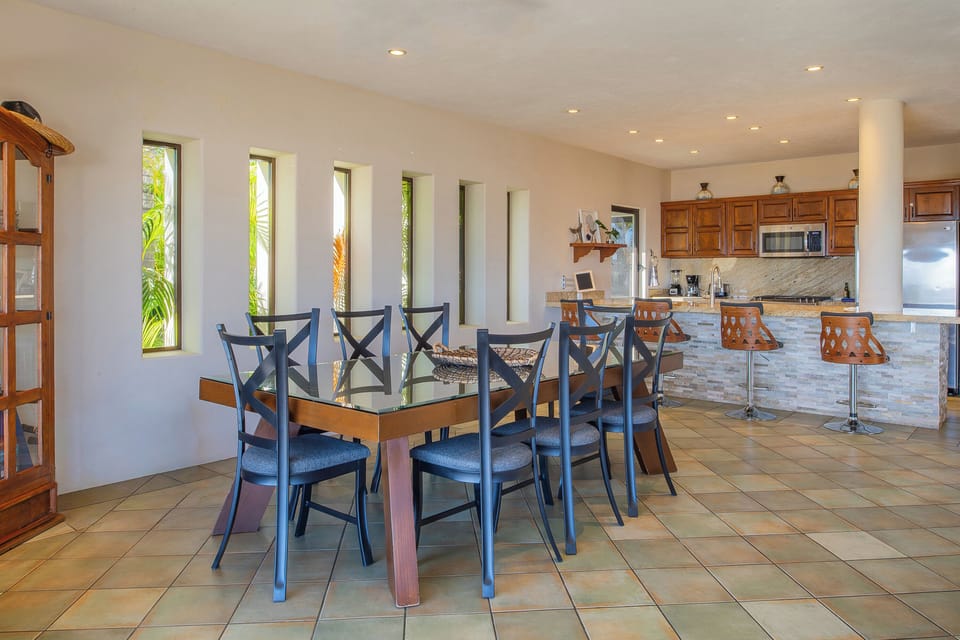 Dining area seating 8
