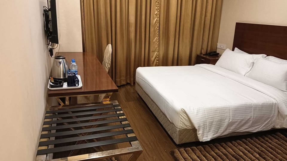 Deluxe Room | 1 bedroom, Egyptian cotton sheets, premium bedding, desk