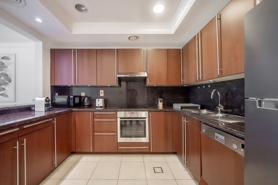 Standard Apartment | Private kitchen | Full-size fridge, microwave, oven, stovetop