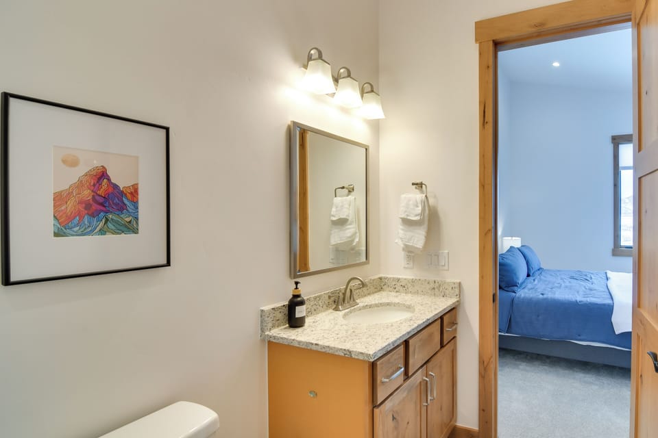 Winter Park Retreat: Balcony, Hot Tub & Fireplace! Apartment in Fraser