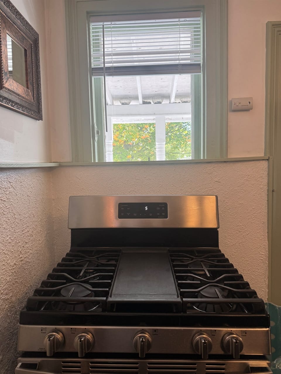 Gass range/stove in kitchen