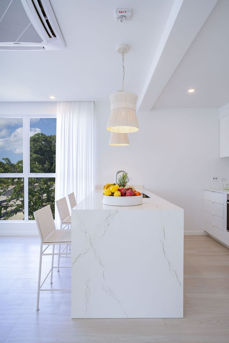 Full-size fridge, microwave, oven, stovetop