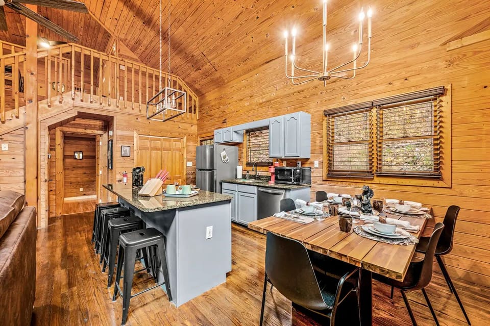 Full kitchen with dining table
