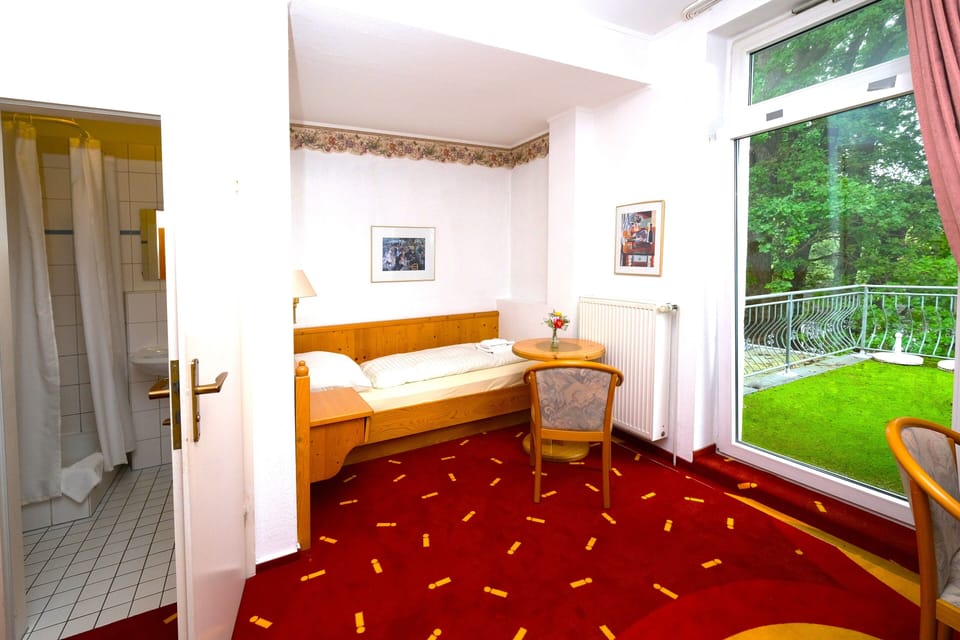WiFi (free), bed sheets