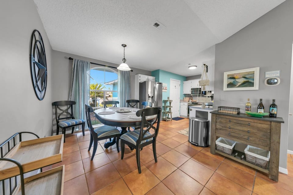Dining to kitchen