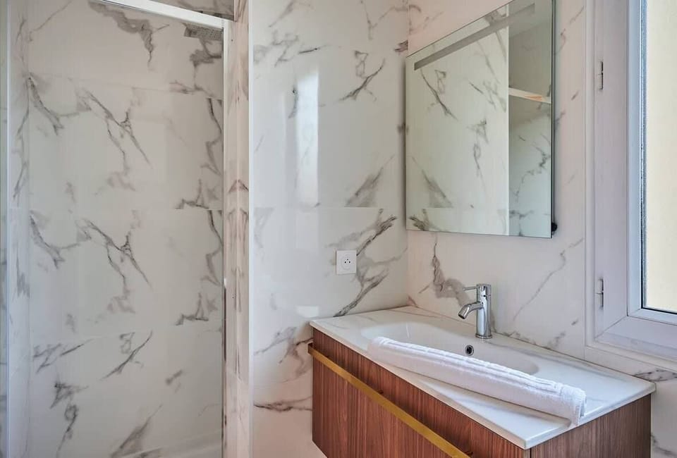 Salle de bain avec toilette et machine à laver