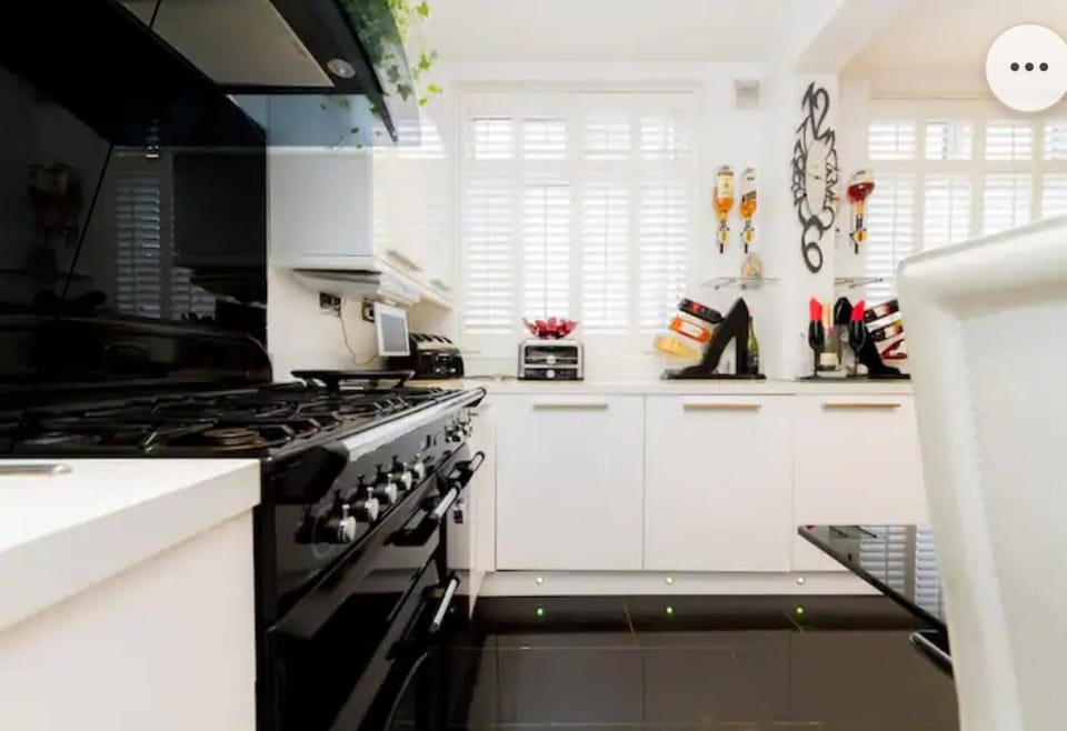 Apartment | Private kitchen | Fridge, microwave, oven, stovetop