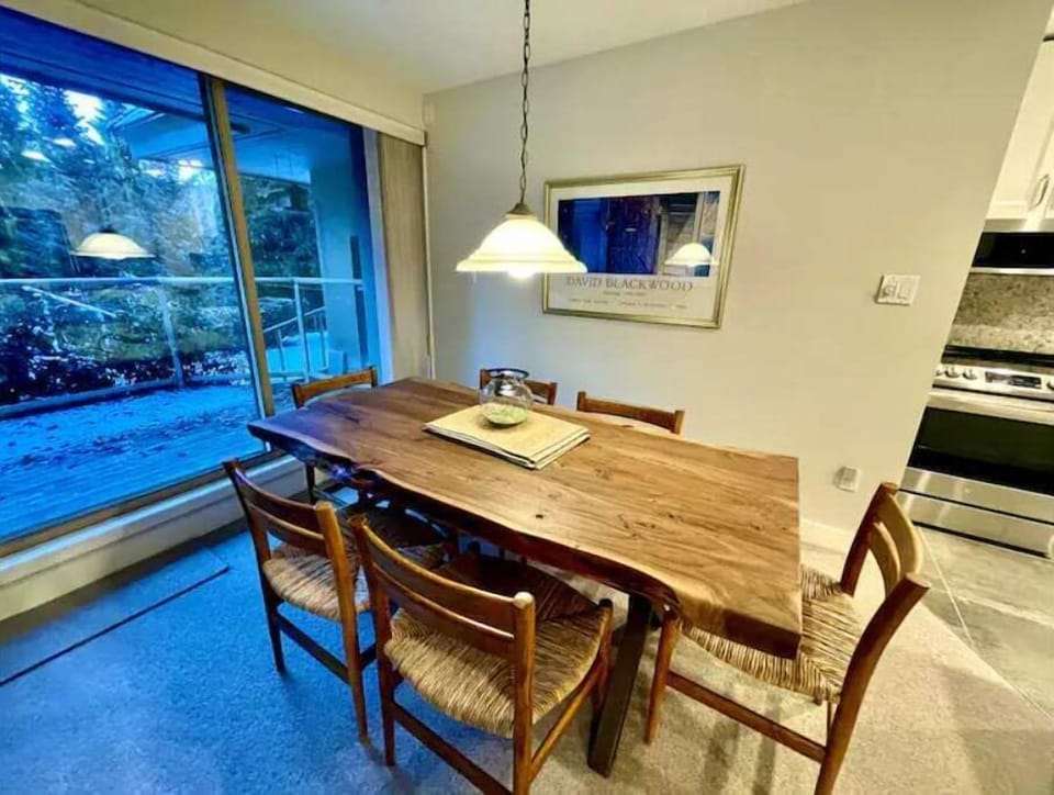 Dining room with seating for 6