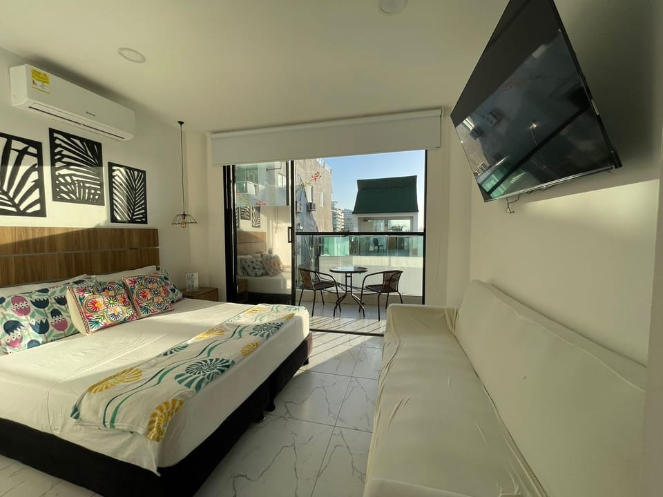 Deluxe Room, 1 King Bed, Non Smoking | 1 bedroom, WiFi (free), individually decorated