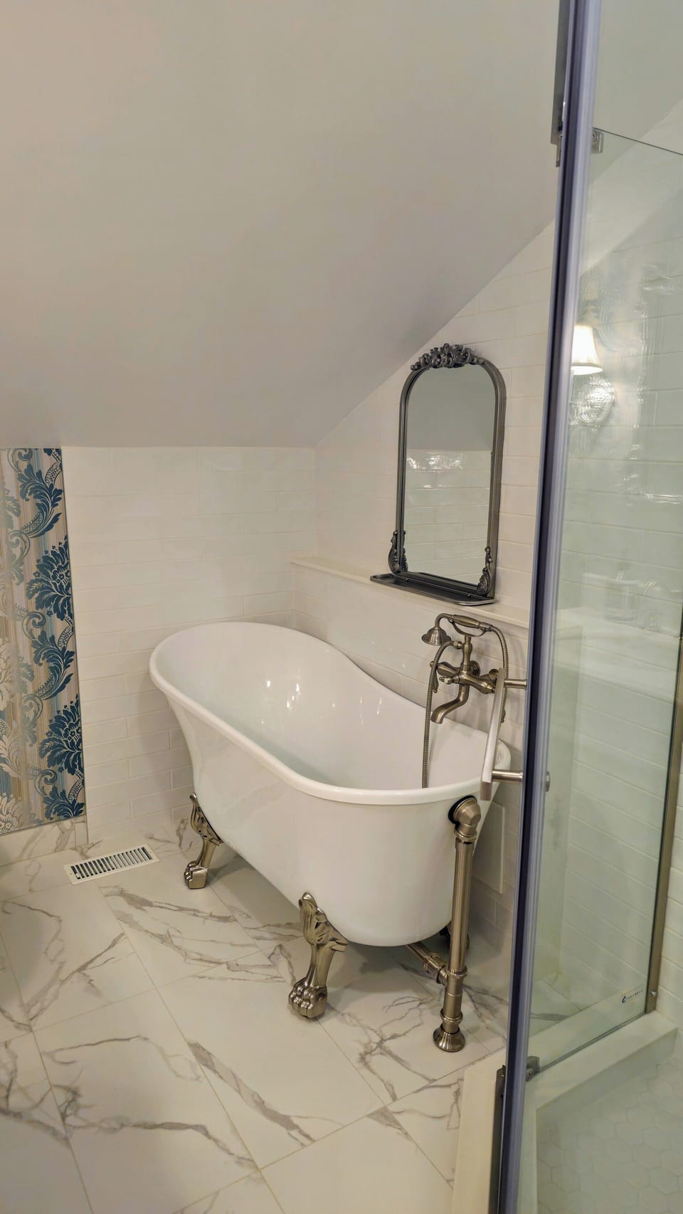 Classic Room, 1 Queen Bed | Premium bedding, individually decorated, individually furnished, desk