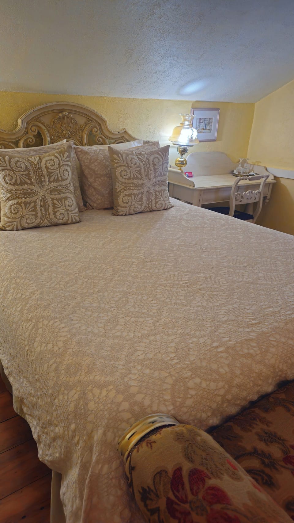 Classic Room, 1 Queen Bed | Premium bedding, individually decorated, individually furnished, desk