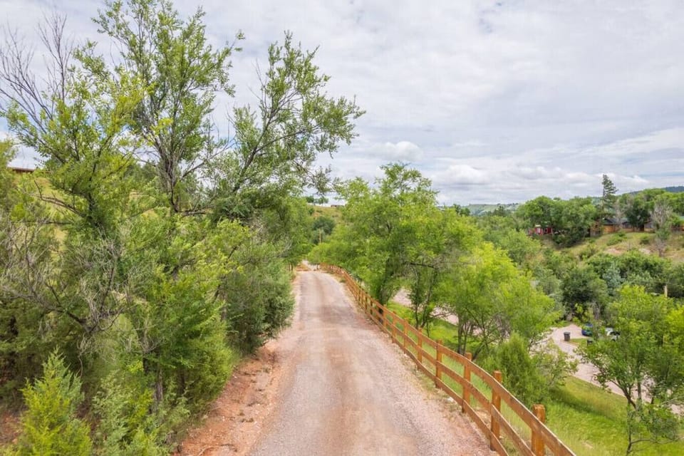 Driveway to Highland Meadows Resort