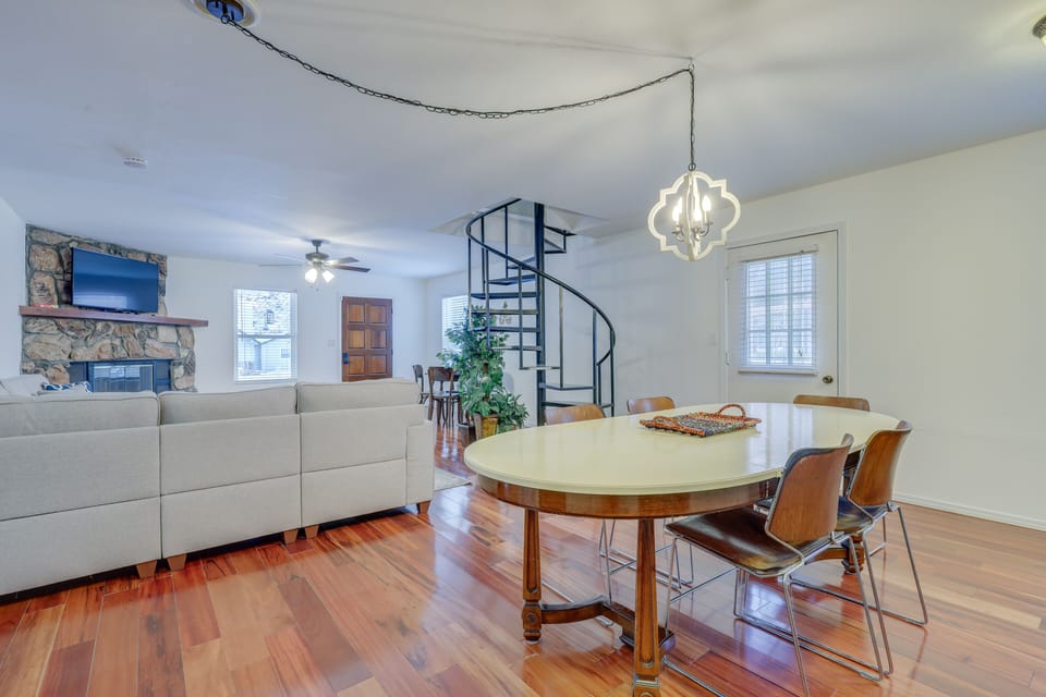 Dining Area | Dishware & Flatware Provided