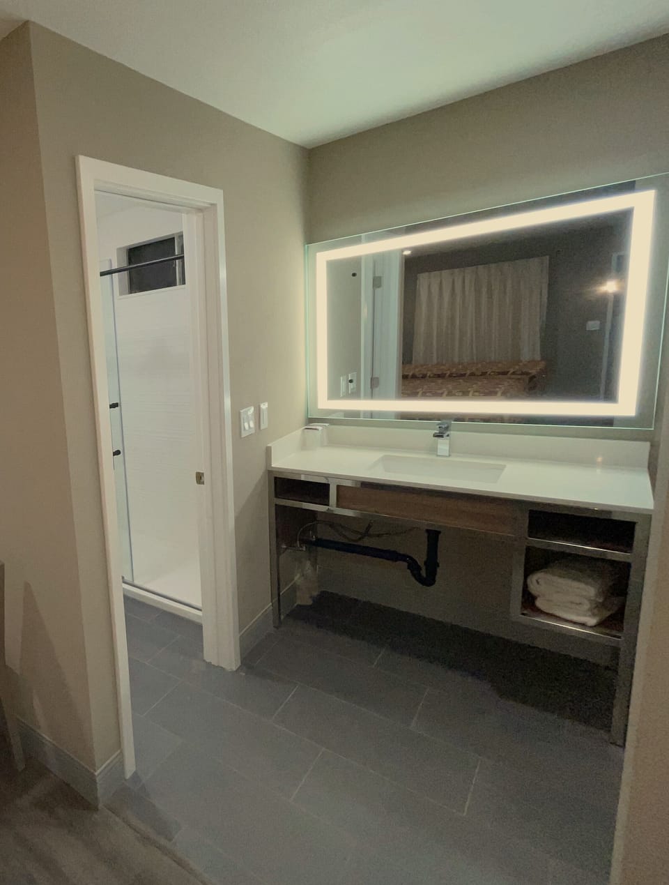 Standard Room, 1 King Bed | Bathroom | Towels