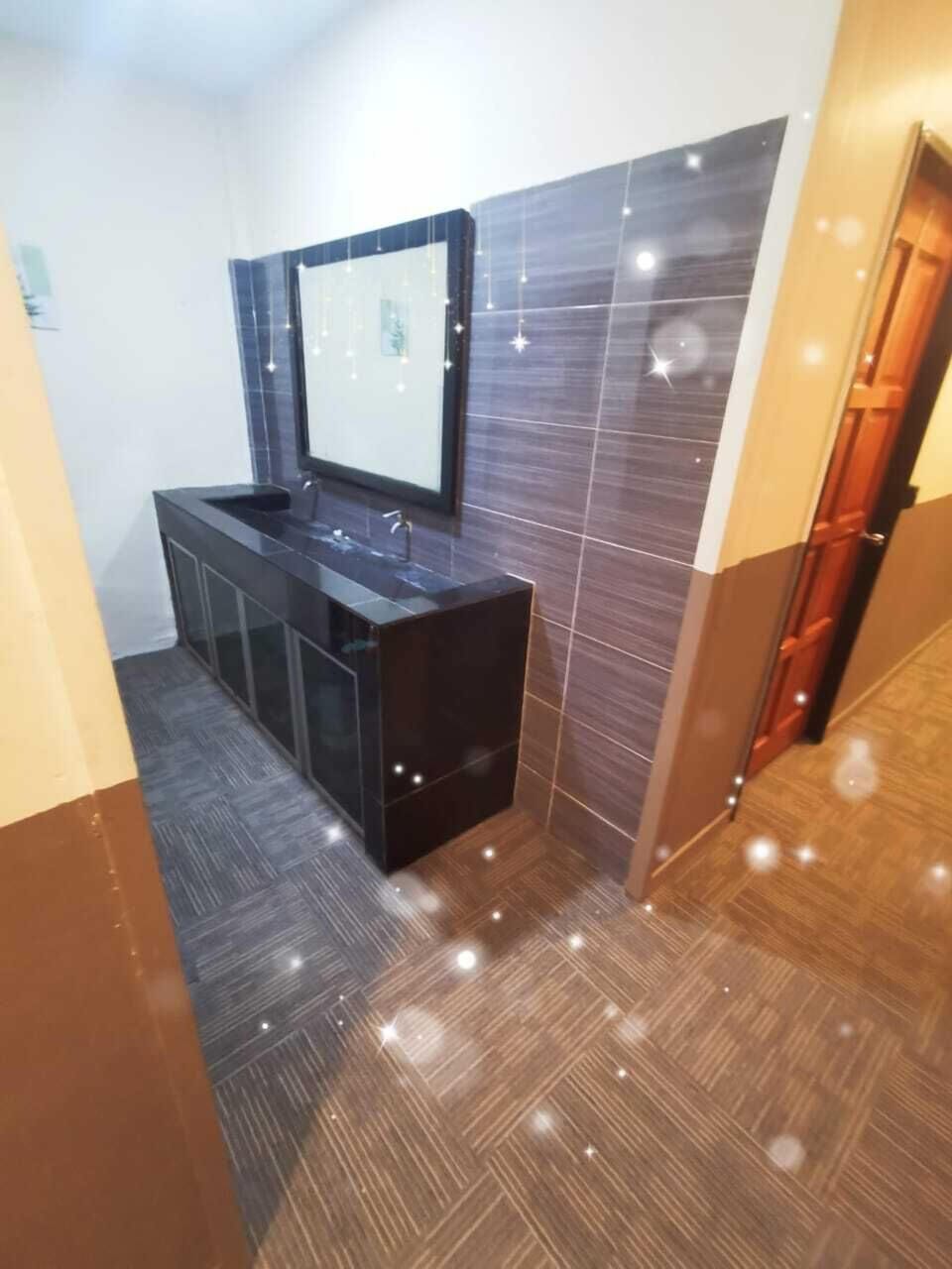 Shower, rainfall showerhead, free toiletries, hair dryer