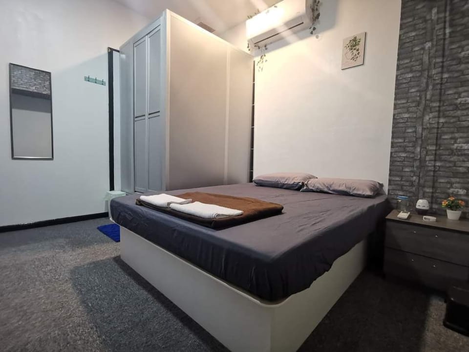 Economy Room, 1 Double Bed | Iron/ironing board, free WiFi