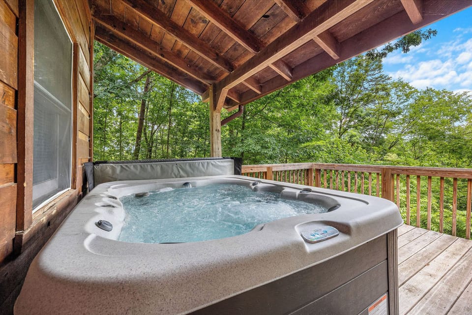 Hot Tub at beary good time a 1 bedroom cabin rental located in pigeon forge