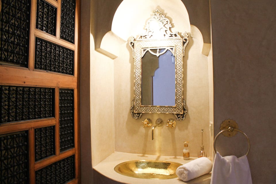 Classic Double Room, Corner | Bathroom | Hair dryer, towels, soap, shampoo