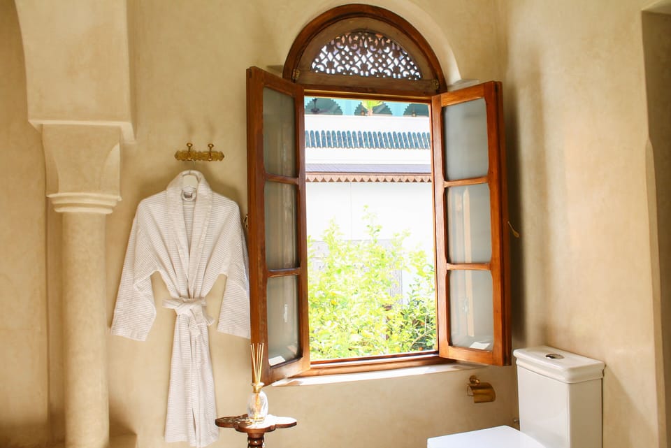 Superior Suite | Bathroom | Hair dryer, towels, soap, shampoo