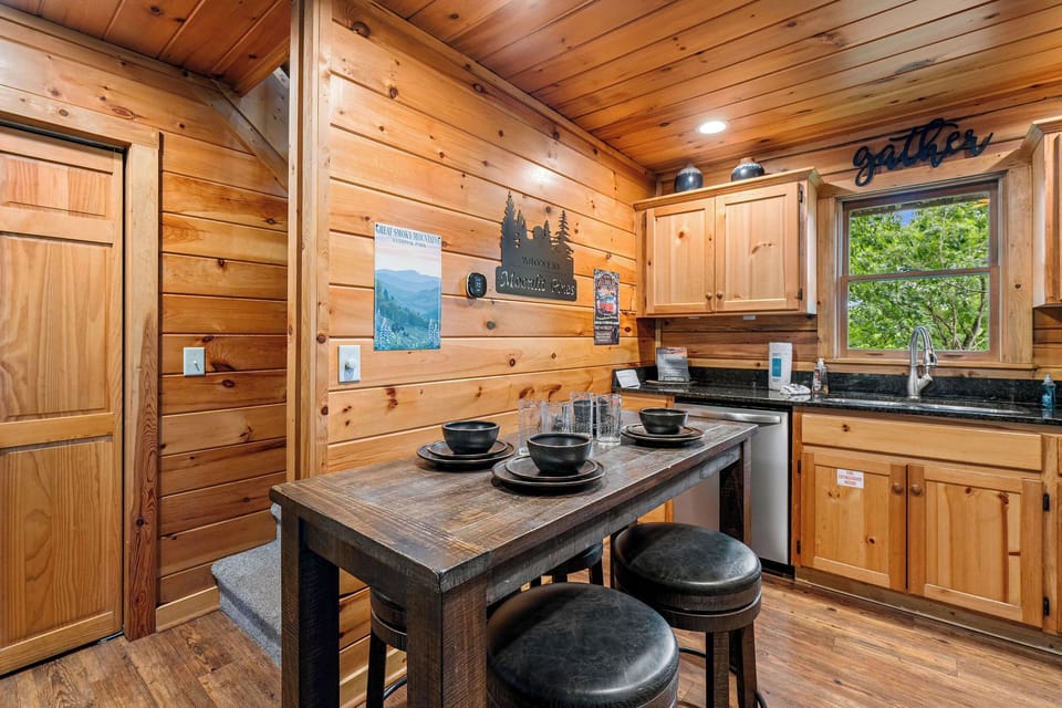 full size appliances w small table for 4