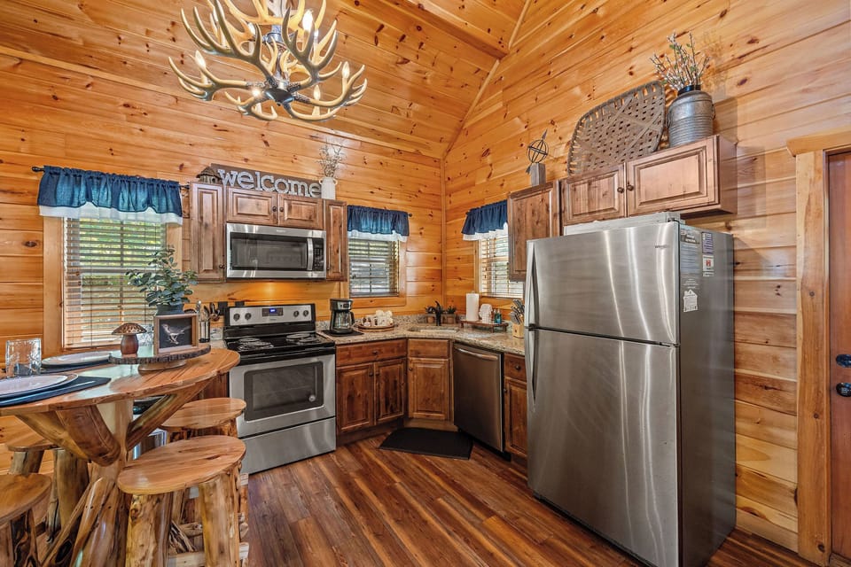 Full kitchen with appliances