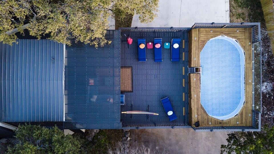 Private deck lounge & pool