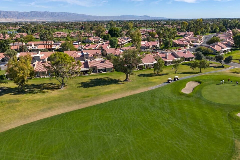 Resort-Style Condo on Golf Course, Mountain Views!