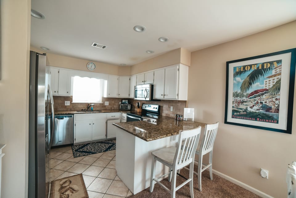 Kitchen with Breakfast Bar