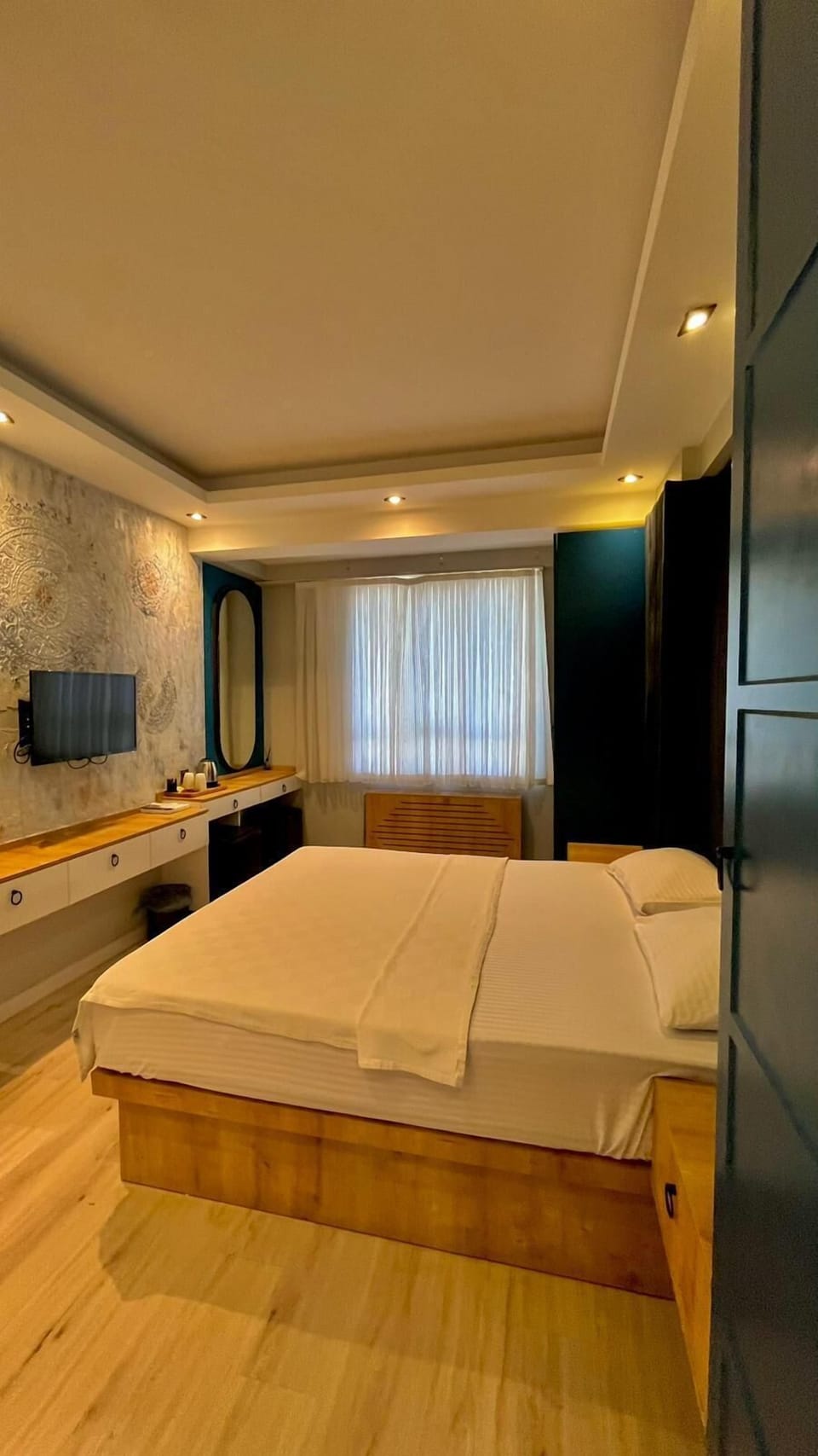 Romantic Room | Premium bedding, Select Comfort beds, free WiFi, bed sheets