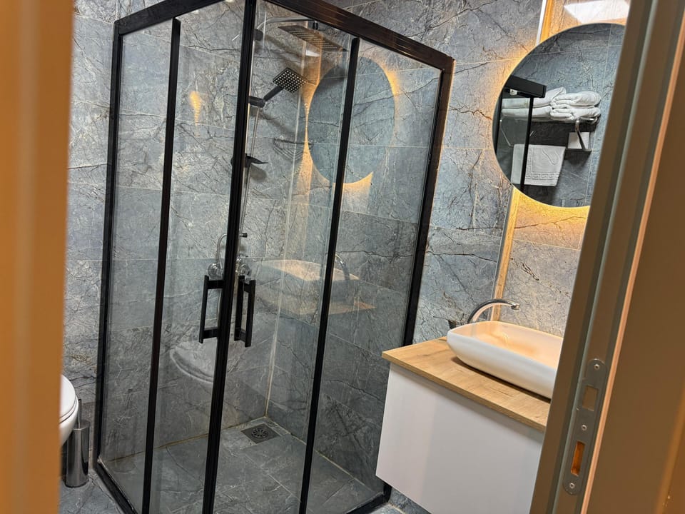 Family Triple Room | Bathroom | Free toiletries, hair dryer, slippers