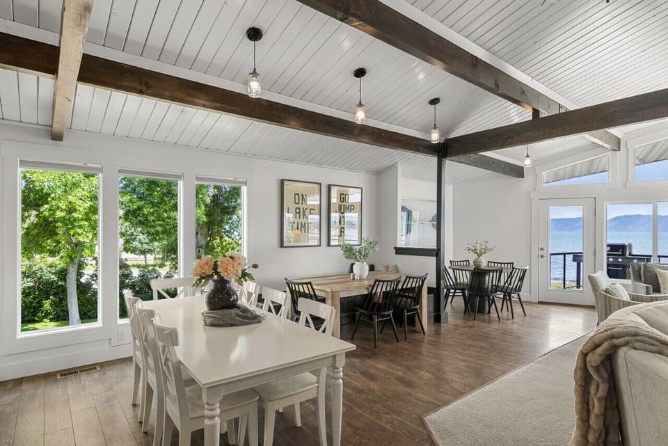 Kitchen table (approximately 27 people can be seated to eat indoors)