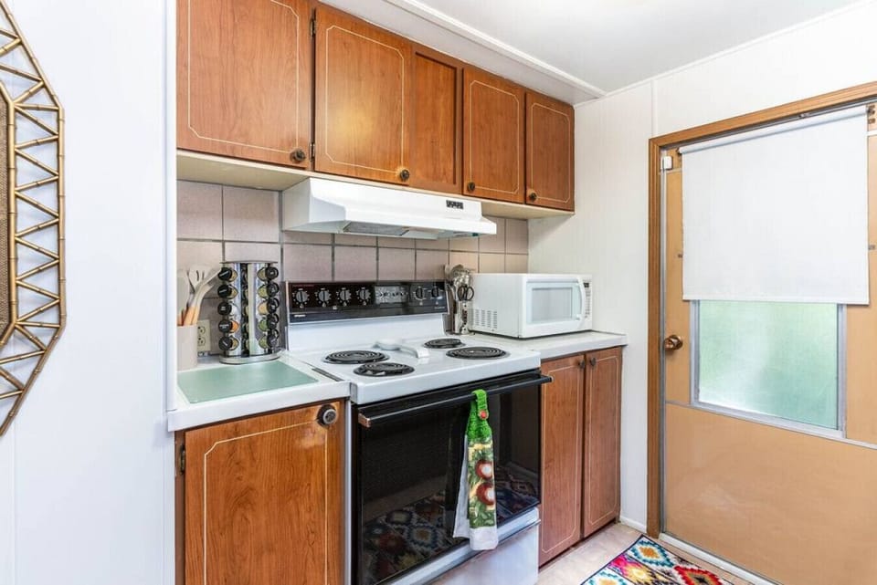 Kitchen - Stove/Oven, Microwave, Spices, Cooking Utensils, Pots/Pans