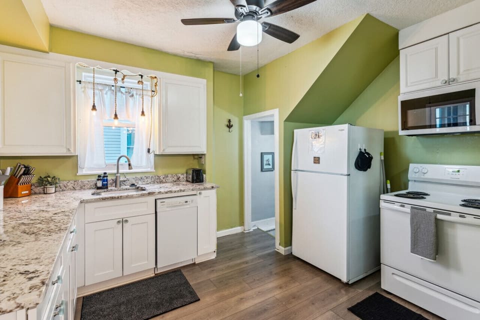 Full Kitchen w/Stove/Oven, Fridge, Microwave, Sink. Dishware, etc.