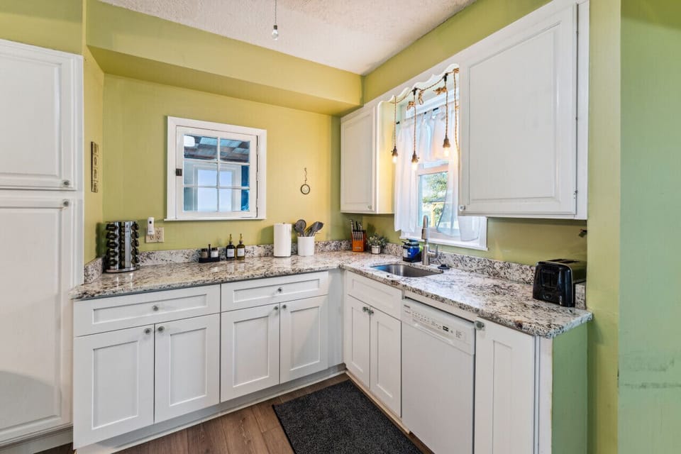 Fully Stocked Kitchen w/Granite Countertops