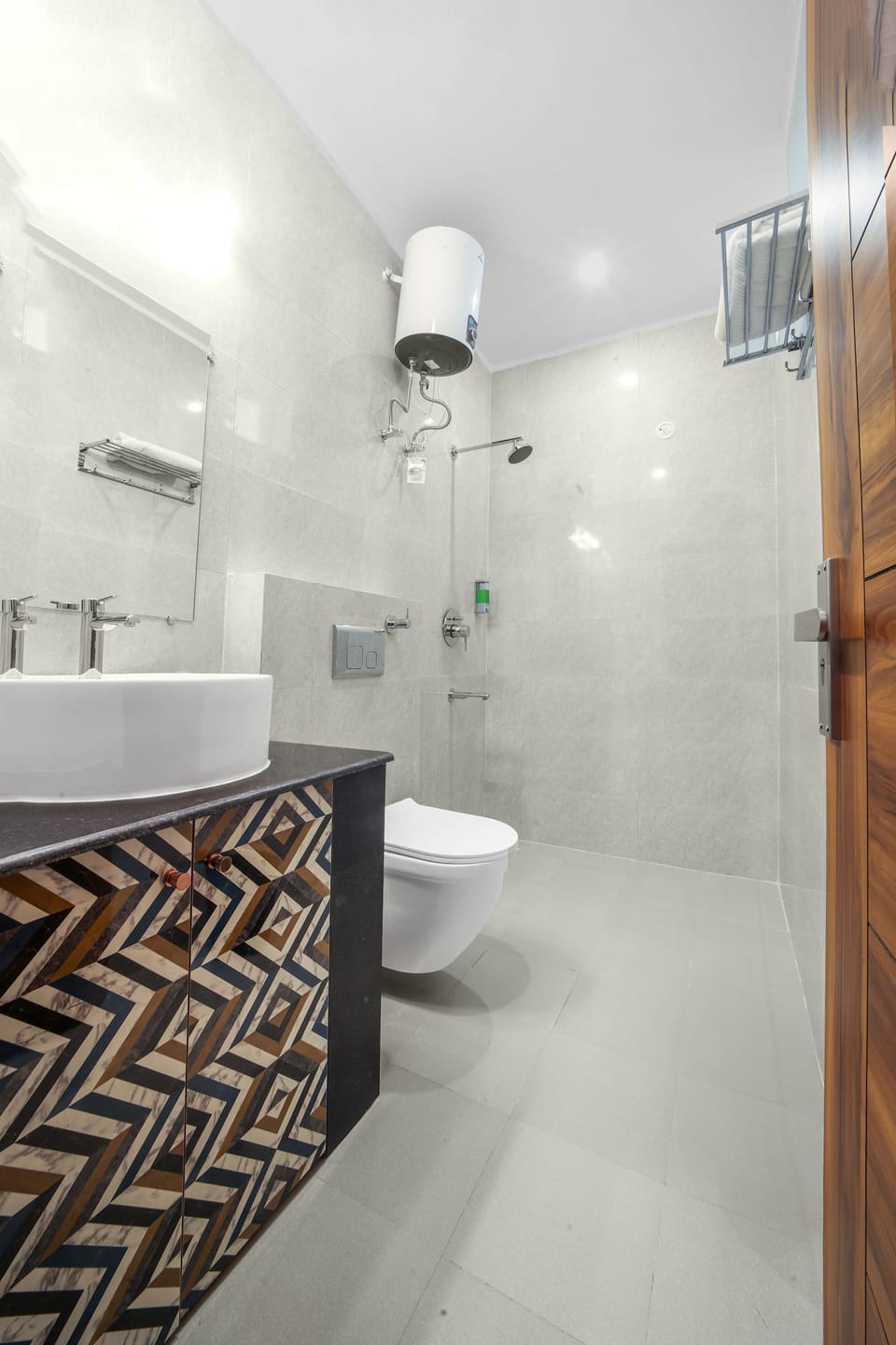 Business Double Room | Bathroom | Shower, rainfall showerhead, free toiletries, bathrobes