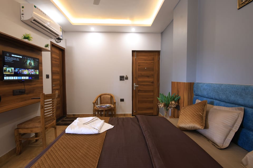 Deluxe Double Room | Laptop workspace, blackout drapes, soundproofing