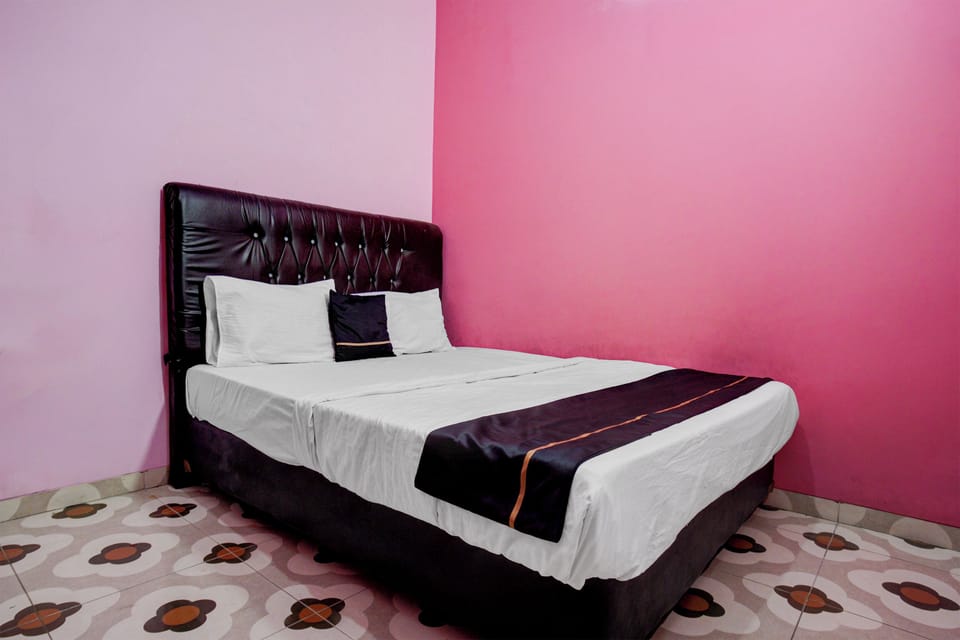 Desk, laptop workspace, WiFi (free), bed sheets