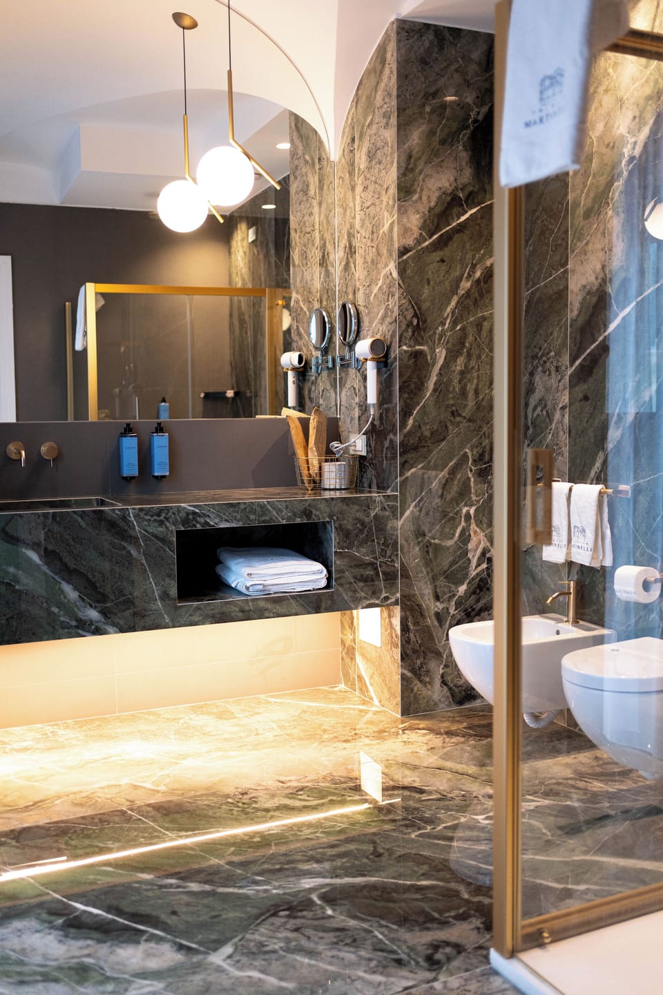 Exclusive Triple Room, Hot Tub | Bathroom | Shower, rainfall showerhead, free toiletries, hair dryer