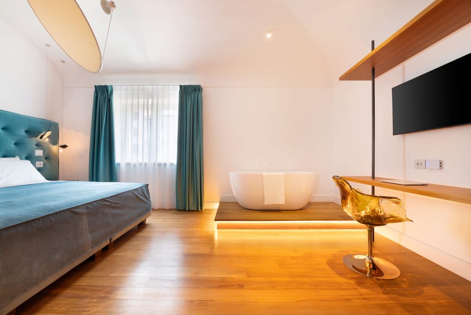 Deluxe Double Room, Bathtub | Egyptian cotton sheets, premium bedding, down comforters
