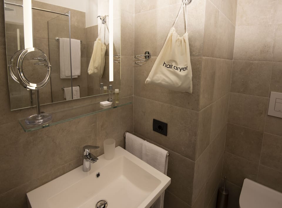 Comfort Double Room Single Use | Bathroom | Shower, hydromassage showerhead, free toiletries, hair dryer