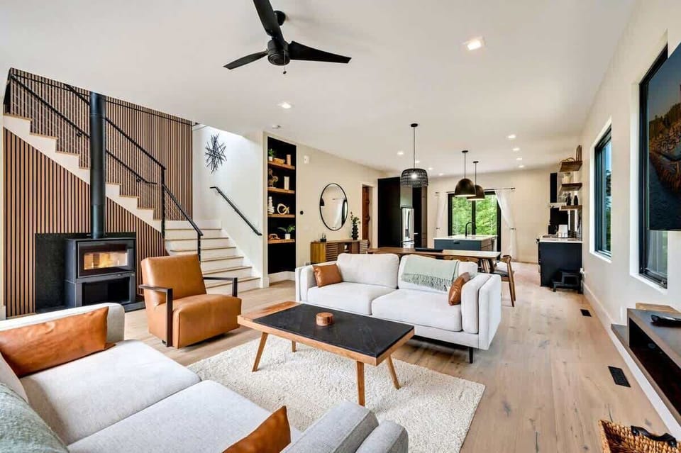 Immerse yourself in a design-driven living area that flawlessly combines style and comfort. Discover the harmonious allure of an indoor fireplace, inviting you to curl up with a captivating book and indulge in a warm cup of cocoa, the ultimate reward after a day filled with adventure or relaxation.