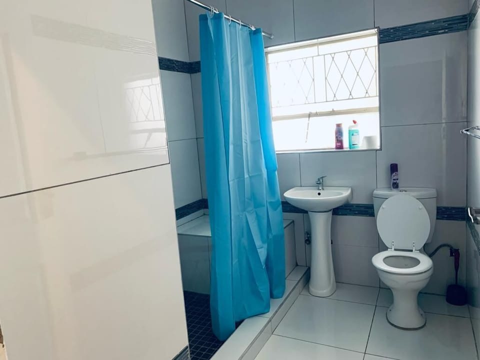Deluxe Room, 3 Twin Beds, Balcony | Bathroom | Free toiletries, hair dryer, bidet