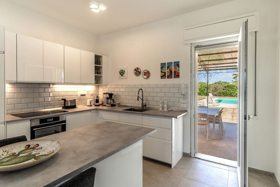 Basic Villa | Shared kitchen | Full-size fridge, oven, stovetop, dishwasher