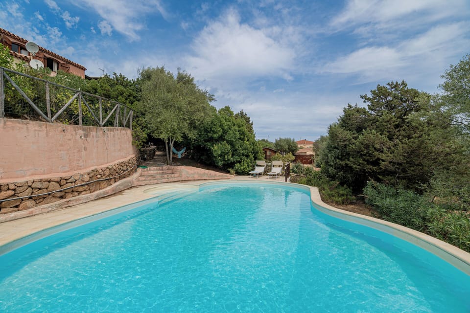 Seasonal outdoor pool, sun loungers